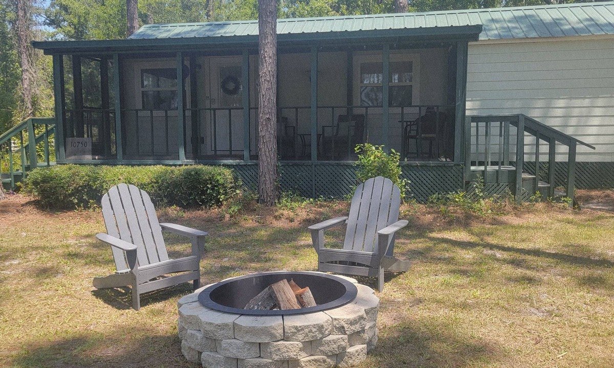 Jasper Cottage | 1 bedroom tiny house 8 minutes from Spirit of the Suwannee Music Park.
