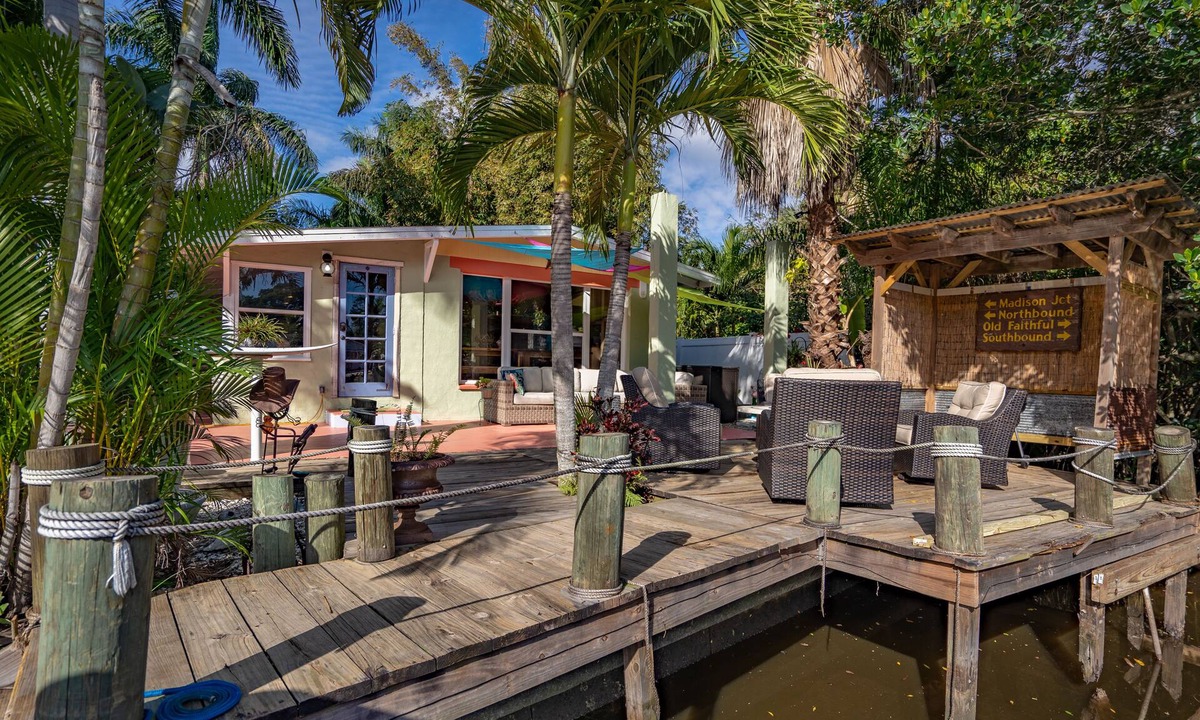 Fort Myers House | 1 Bedroom Tiny Home on Canal near River in Fort Myers! Shared Yard With Owners!