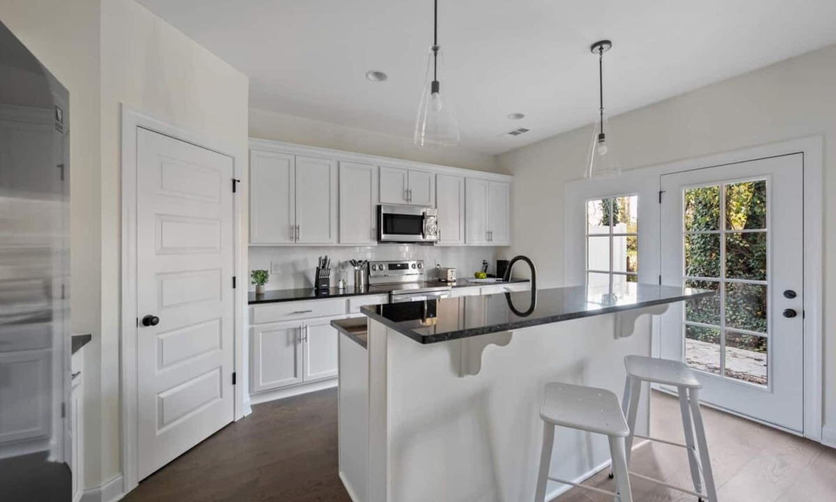 Lakewood Apartment | 1 King 2 Queens Garage Yard Washer Dryer