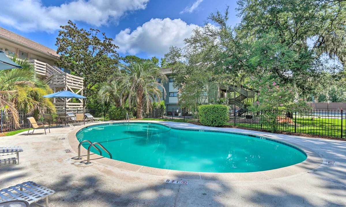 Hilton Head Island Condo | 1 Mi to Beach! HHI Extended Escape w/Balcony
