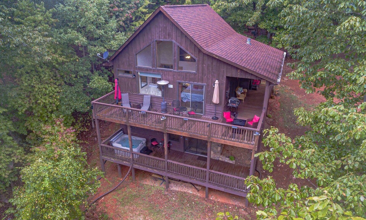 Cleveland Cabin | 1 NIGHT WORLD CUP WATCH PARTY GETAWAY. HELEN WATER TUBING 10 MIN DRIVE.