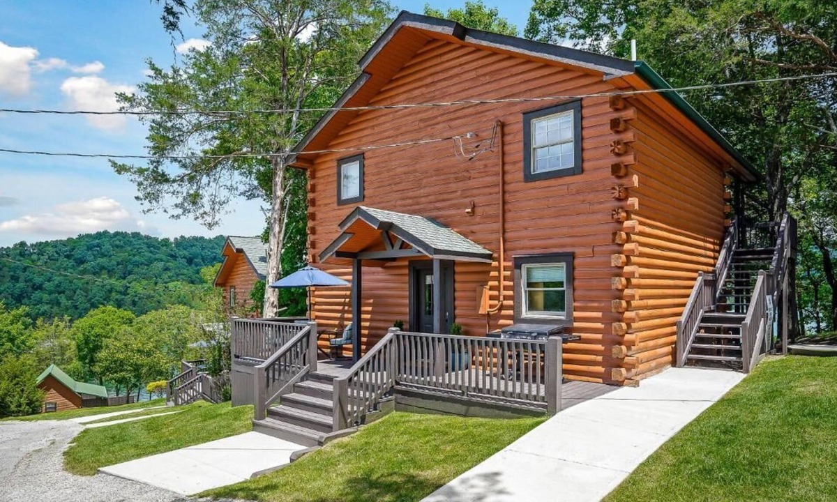 Allons Cabin | 12 Person Rustling Pine Lodge 15 - 2 Floors, 3 Bedrooms, Full kitchen