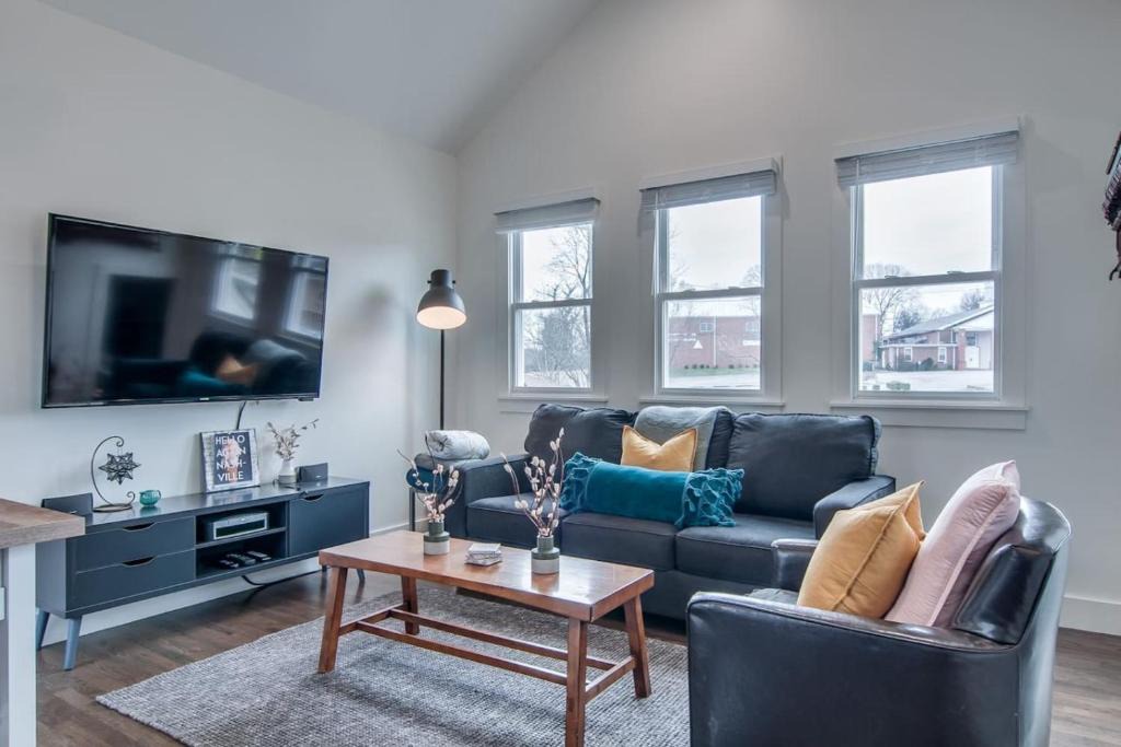 Historic Waverly Apartment | 12 South Loft Walk to Coffee and Murals plus King Bed