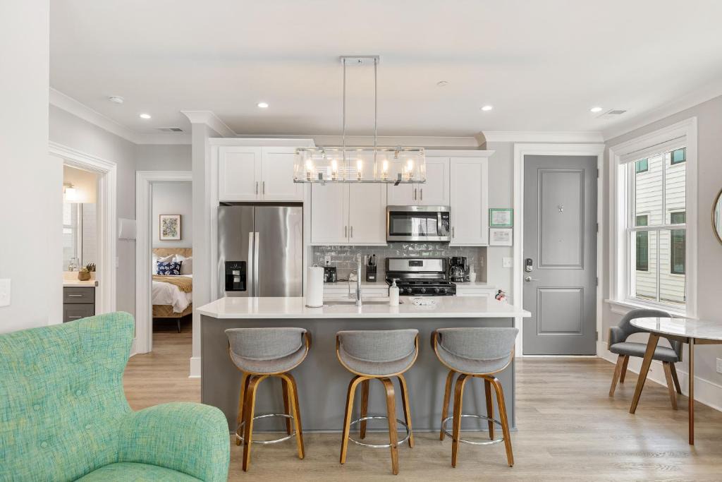 Cannonborough Elliotborough Apartment | 122-202 · The Cooper Suite at The Edisto