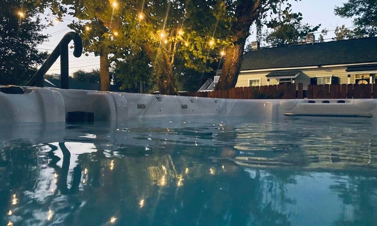 Historic Downtown Savannah Apartment | 14” Swim Spa, walkable, dog friendly, free parking, close to grocery and Forsyth
