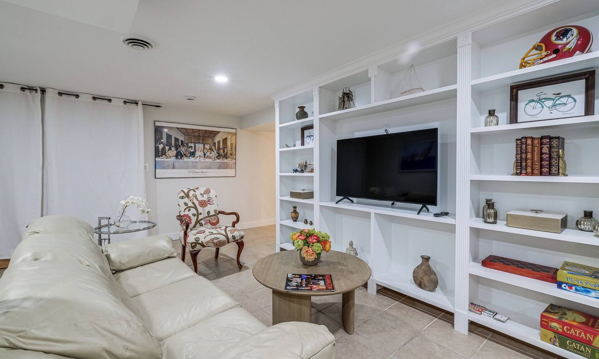 North Springfield Apartment | 15 Mi to The White House! Modern Apt w/Deck