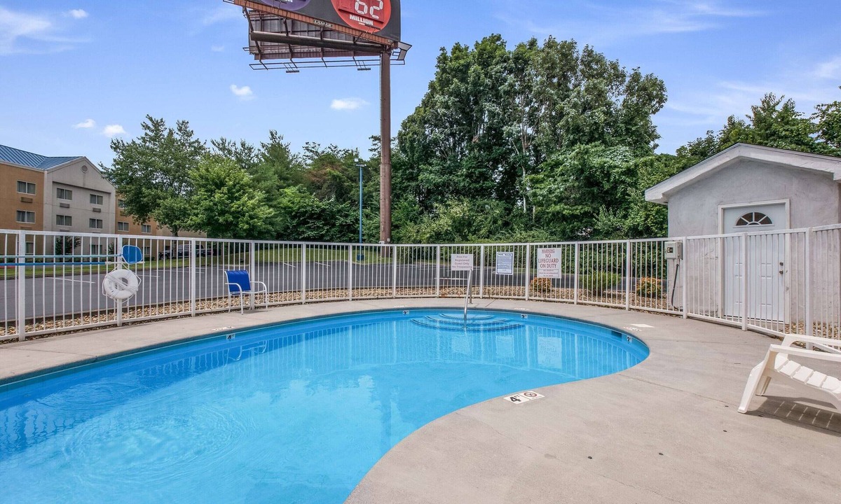 Knoxville Hotel | 2 Affordable Rooms | Convenient Location by Interstate 40 – Easy Access