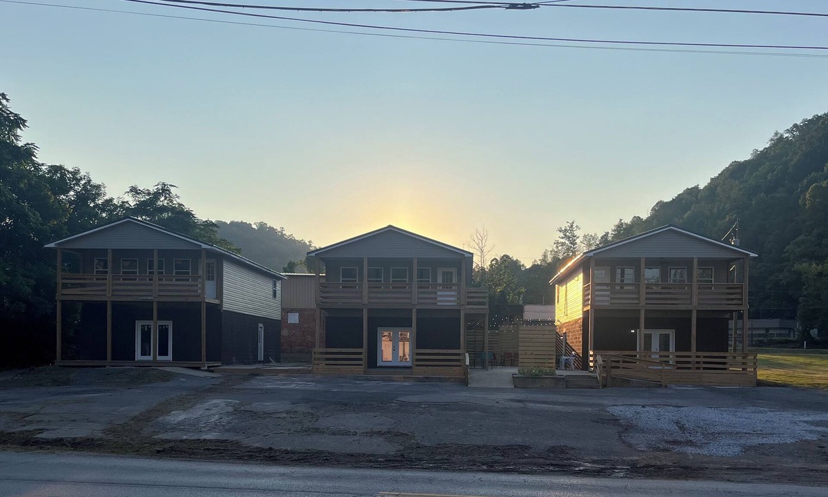 Mount Gay Apartment | 2 bed 1 bath. sleeps 6 in Logan. Located near HMTS access points, dining, shops
