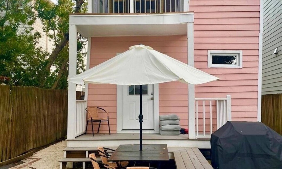 Westside House | 2 Bed King Bed/Queen Bed + fenced shady backyard + Fiber Wi-Fi, Walk to King St