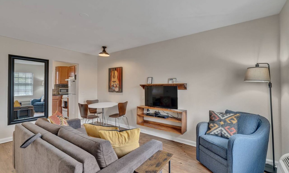 West End Apartment | 2 Bedroom 1 Bathroom Near Broadway!