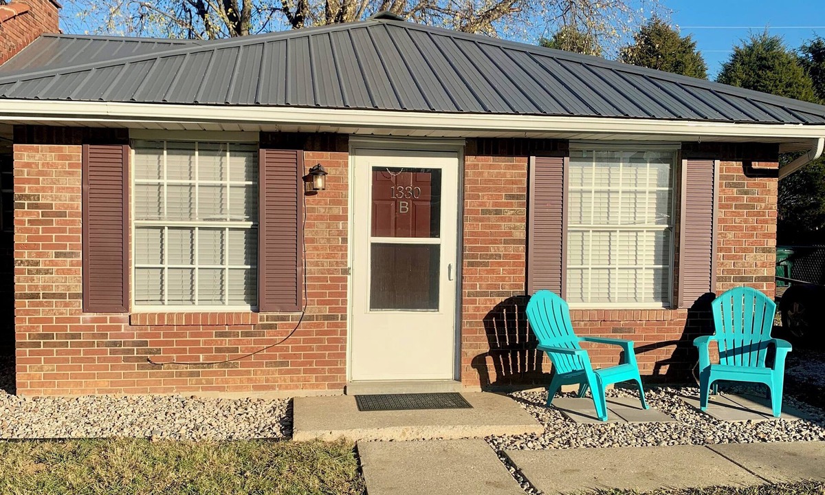 Radcliff House | 2 Bedroom 2 Bath - Valor Cottage - Cozy, efficient!