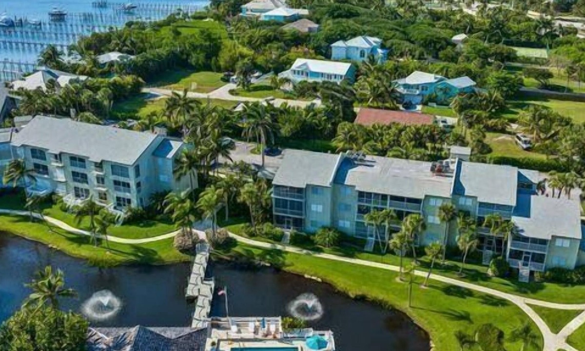 Stuart Condo | 2 Bedroom Condo 320731 by Houzlet