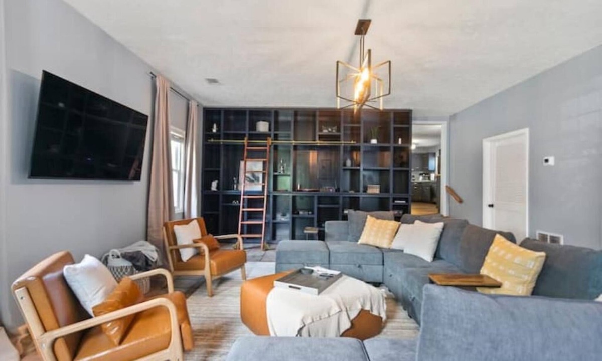 Smyrna House | 2 En-Suites on Main - Fire Pit, Games, Pets Ok