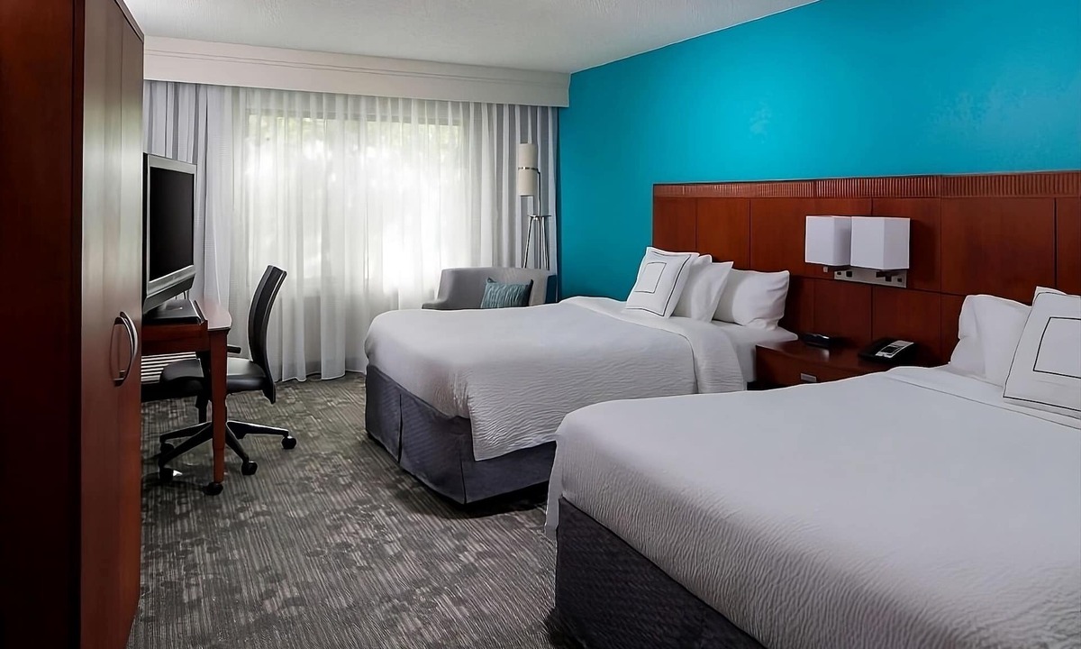 Boca Raton Hotel | 2 Inviting Suites Perfect for Families, Heated Pool & On-Site Market Convenience