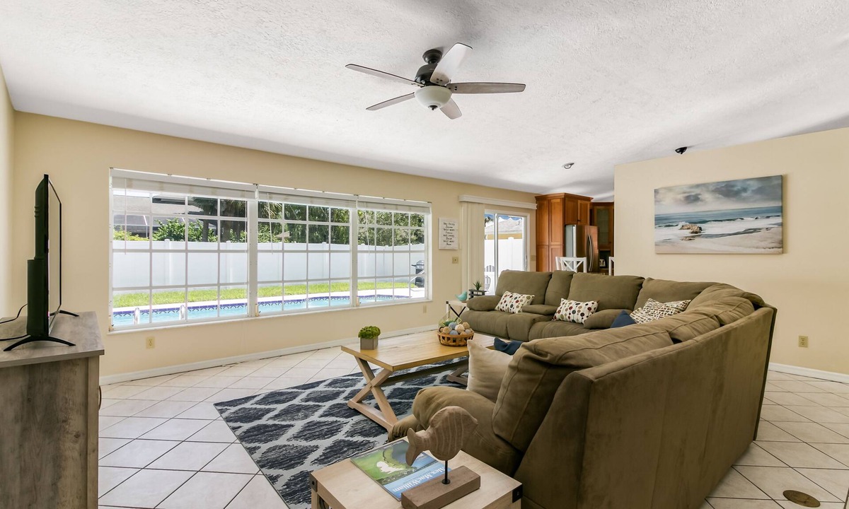 Vero Beach South House | 2 King Beds, Heated Pool, Private neighborhood,10 min to Beach,5 min to Downtown