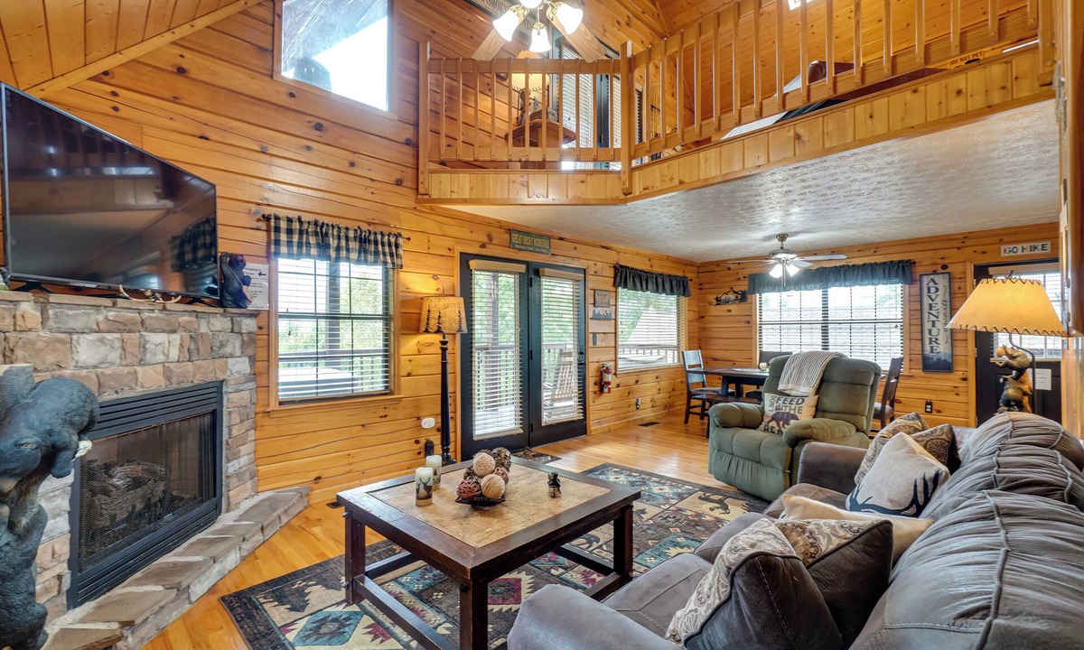 Sevierville Cottage | 2 Mi to Dollywood: Mtn Cabin w/Pool Access!