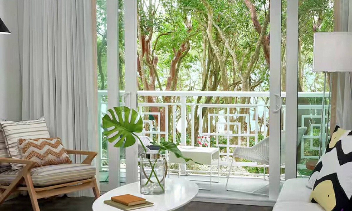 Rock Harbor Hotel | 2 Partial Waterfront King Room Near Shoreline