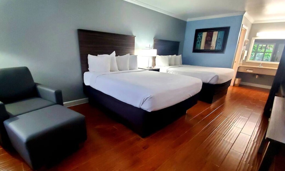 Vero Beach Hotel | 2 Queen Deluxe Rooms | Vero Beach Inn & Suites | Near Jackie Robinson Complex