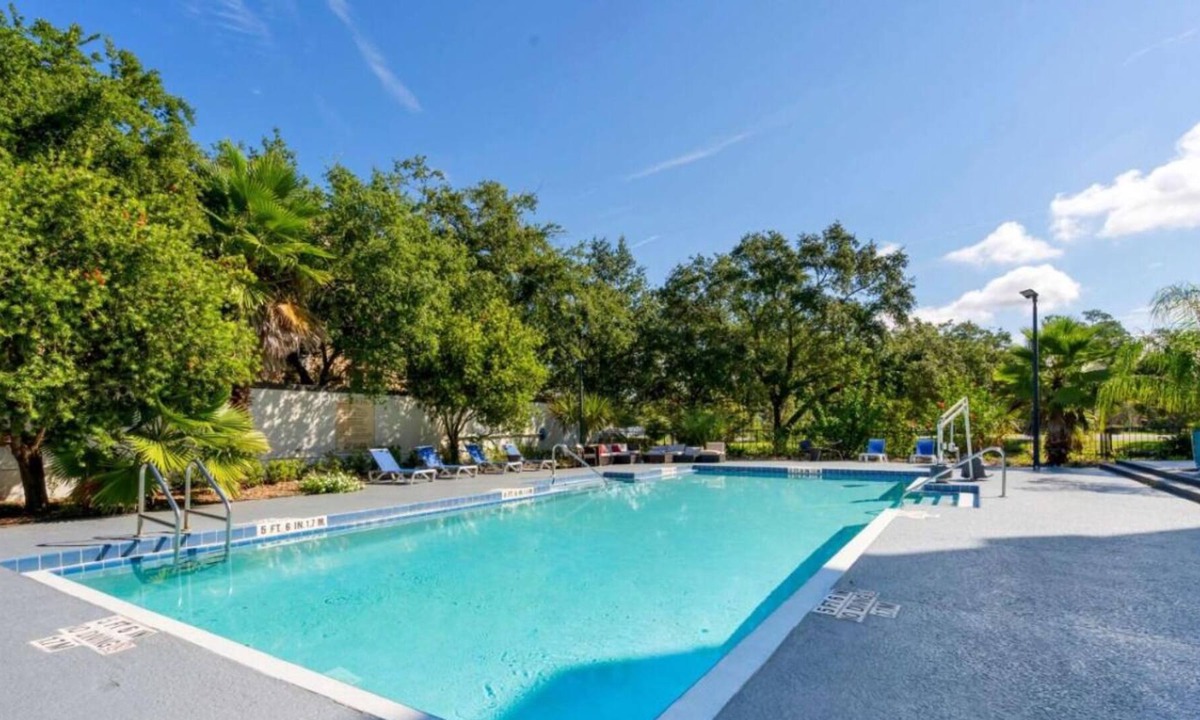 Baymeadows House | 2 Relaxing Units Minutes to Hands on Childrens Museum & Tree Hill Nature Center!