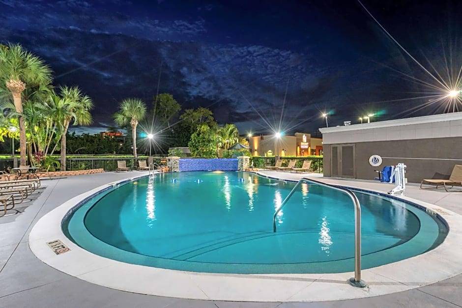 Clearwater Hotel | 2-Star Hotel ∙ Comfort Inn & Suites St Pete - Clearwater International Airport
