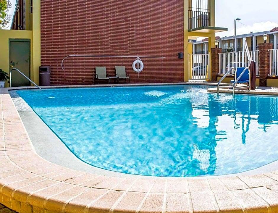 Golfview Hotel | 2-Star Hotel ∙ Quality Inn Airport - Cruise Port