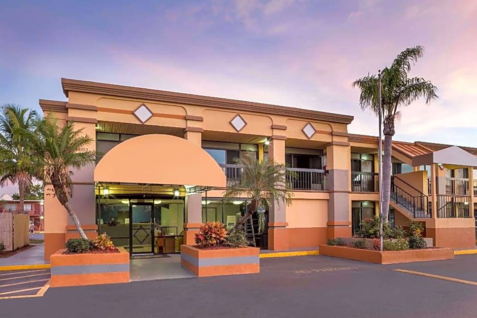 Fort Myers Hotel | 2-Star Hotel ∙ Travelodge by Wyndham Fort Myers North