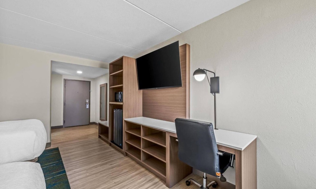 Statesville Hotel | 2 Units Near Carolina Balloon Fest Grounds - 3 miles | Free Breakfast & Parking