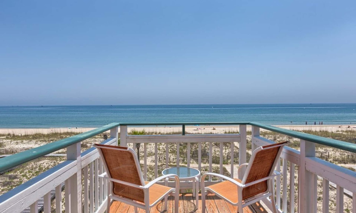 East End House | 20% OFF FALL, 3BR/3BA Dog-Friendly, BEACHFRONT, Center of Island