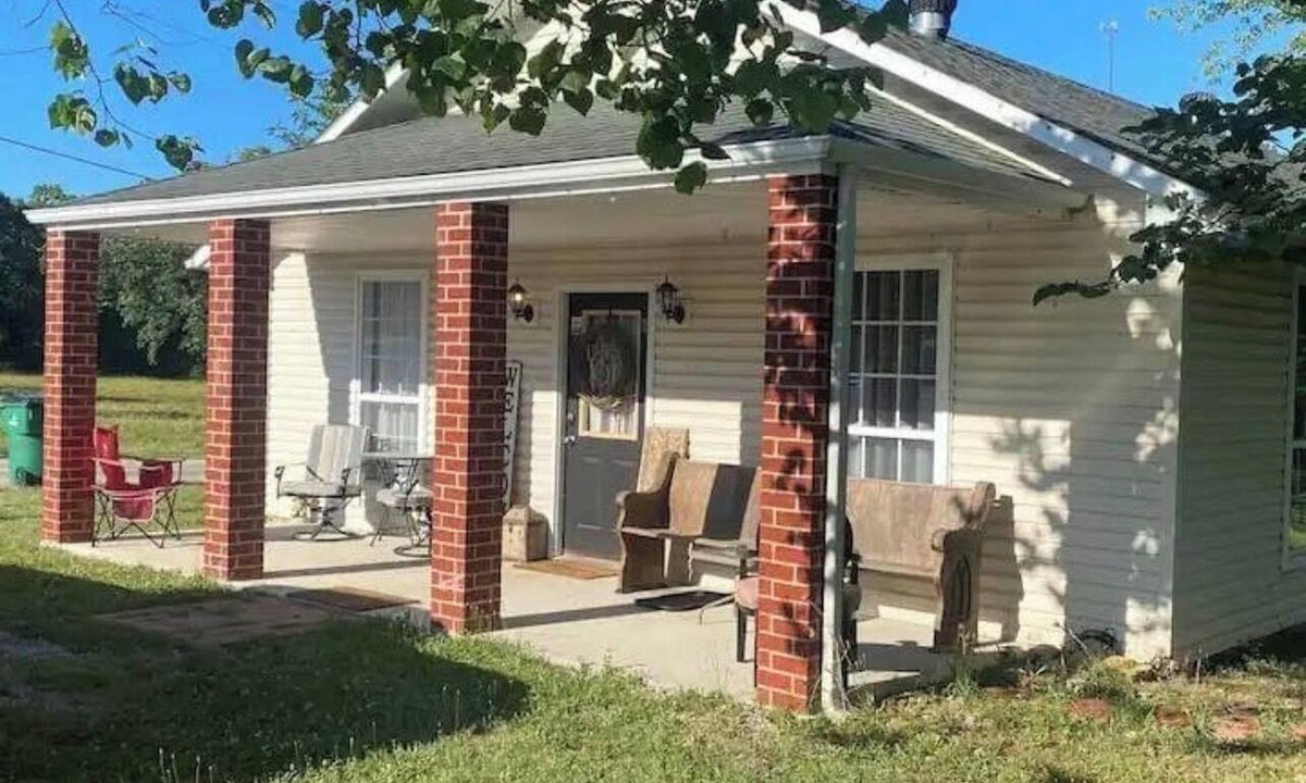 Ash Flat House | 21 Sharp Street Retreat. Your Ozark Adventure Can Begin Now!