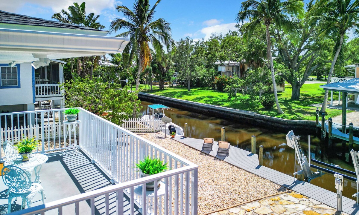 Mid Island House | 244 Dundee - Dog Friendly Island Cottage on Canal, Short Walk to the Beach!