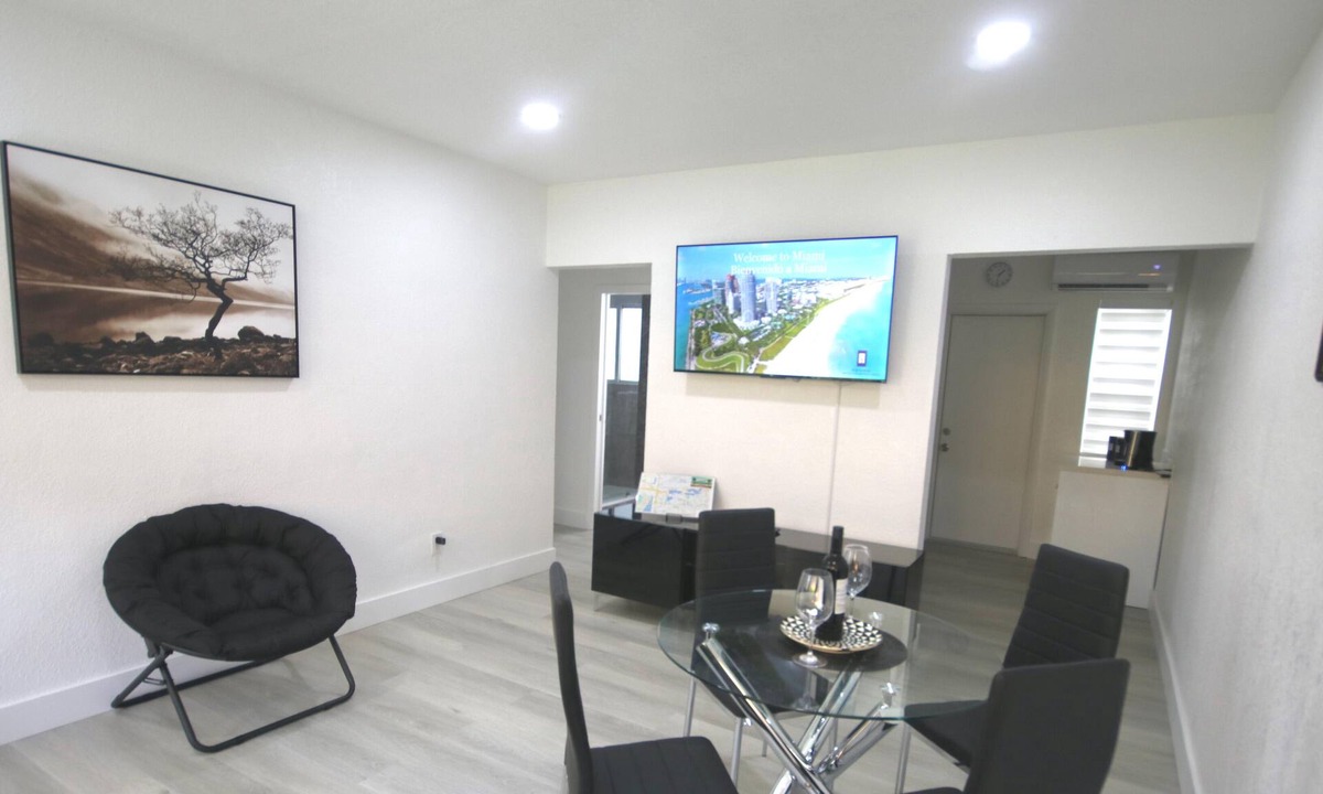 Flagami Apartment | 251 Airport Top House Apartments