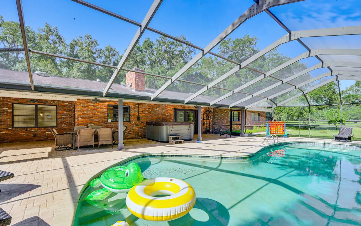 Bearss Plaza House | 252 m² House ∙ 4 bedrooms ∙ 17 guests