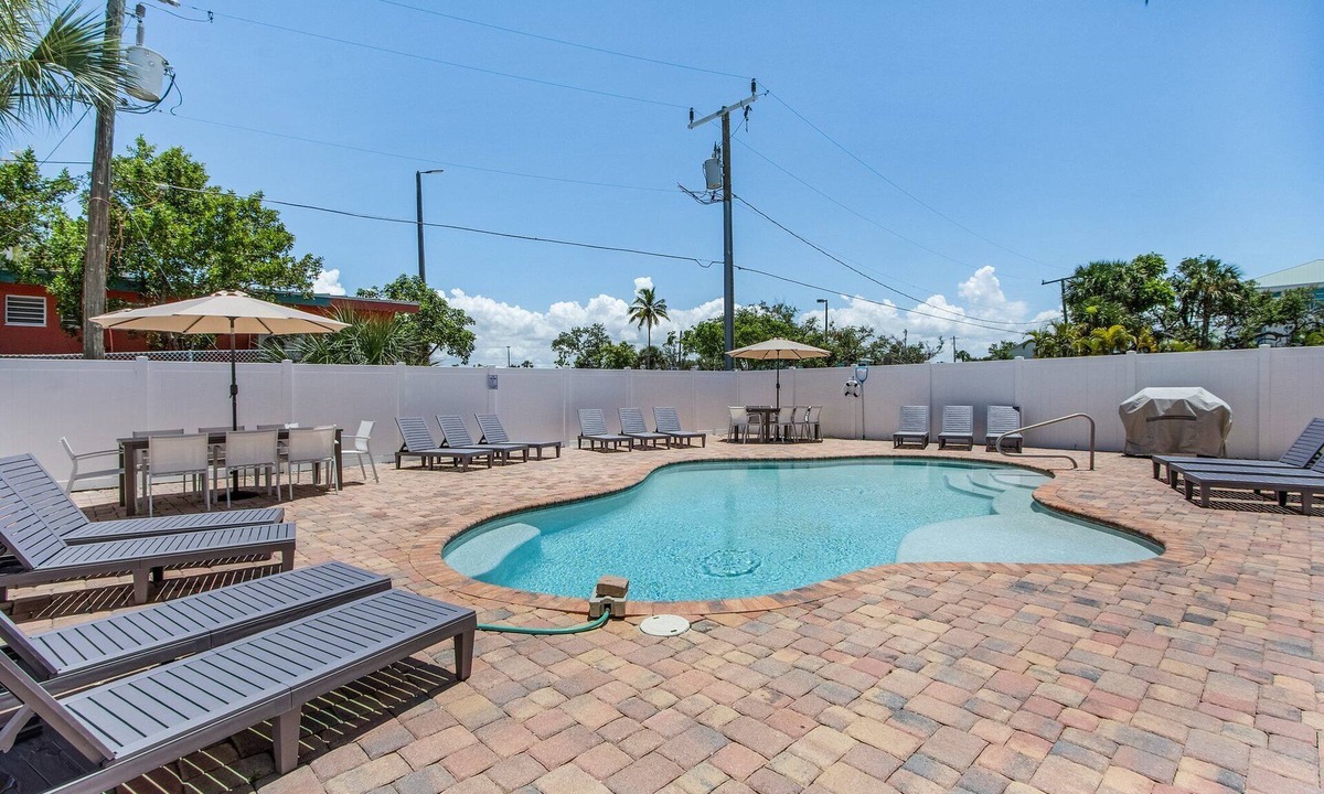 Fort Myers Beach House | 2633 Coconut Dreams B: 4BR w/Pool & Steps to Beach