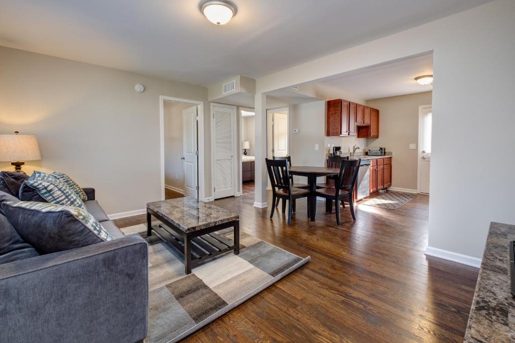 Chestnut Hill Apartment | 2nd Ave S Condo Unit 6
