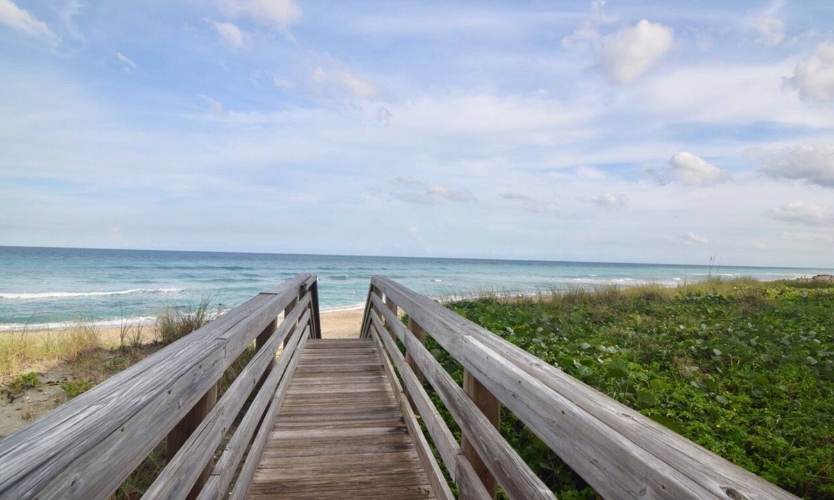 Stuart House | 3 Bed 3 bath Luxury Townhome with Private Beach & Resort Amenities in Stuart, FL