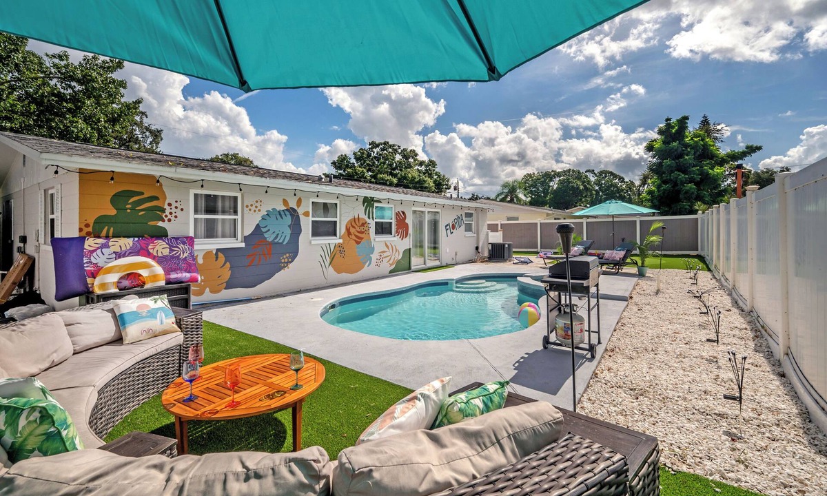 Palm Harbor House | 3 Bedroom 2 Bathroom HEATED POOL home with putting green!