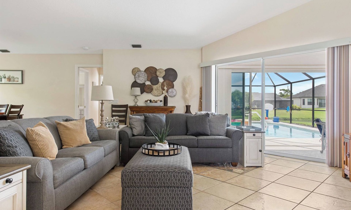 Pebble Beach House | 3-bedroom Pool house in charming Rotonda West with AC/Wifi/BBQ/King Beds