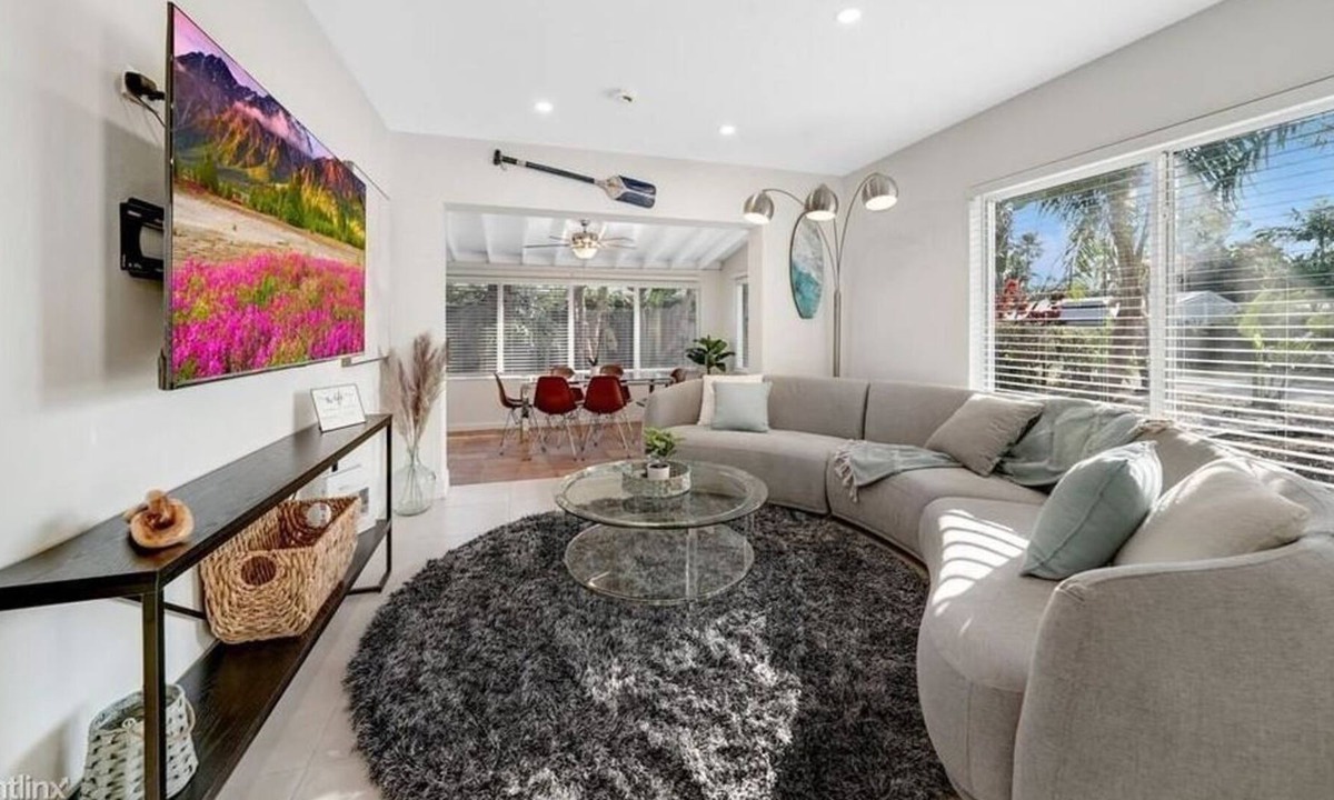Poinsettia Heights Apartment | 3 Bedroom Single family 625230 by Houzlet