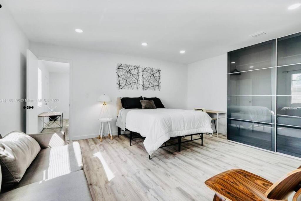 North Bay Village Villa | 3 King Beds*Jacuzzi* Bar*HBO *Minutes from beach