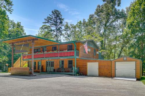 Robbinsville House | 3 Mi to Lake Santeetlah! Rustic Apt w/Decks