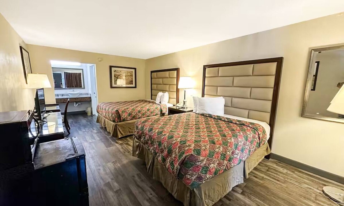 Ridgeway Hotel | 3 Pet-Friendly Rooms near I-77 in Ridgeway | Free Parking & Seasonal Pool