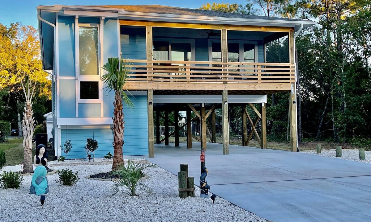 Tranquil Harbour House | 3BR 2B Cottage w/ELEVATOR -5 min Golfcart to the beach!