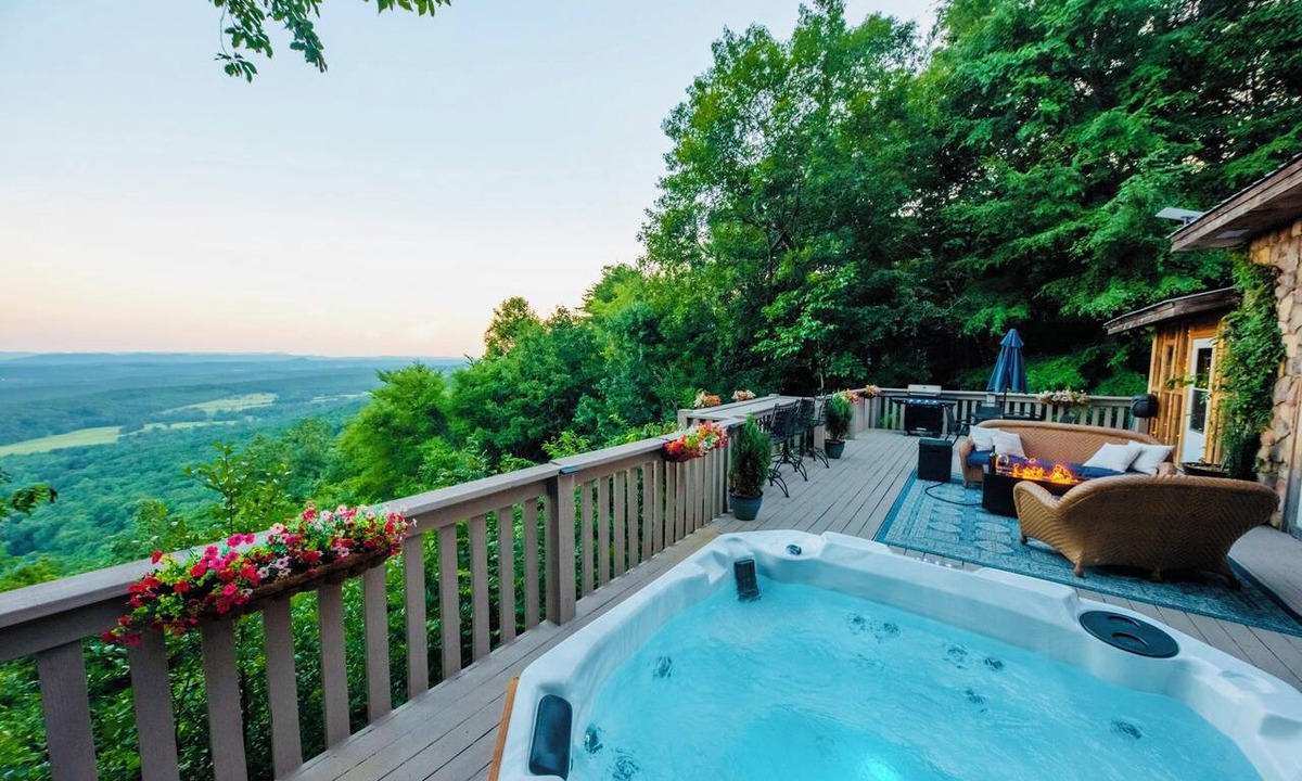 Menlo Cabin | 3BR, 2BA, stunning mtn view, jacuzzi, dry sauna, fire pit, wood burning stove