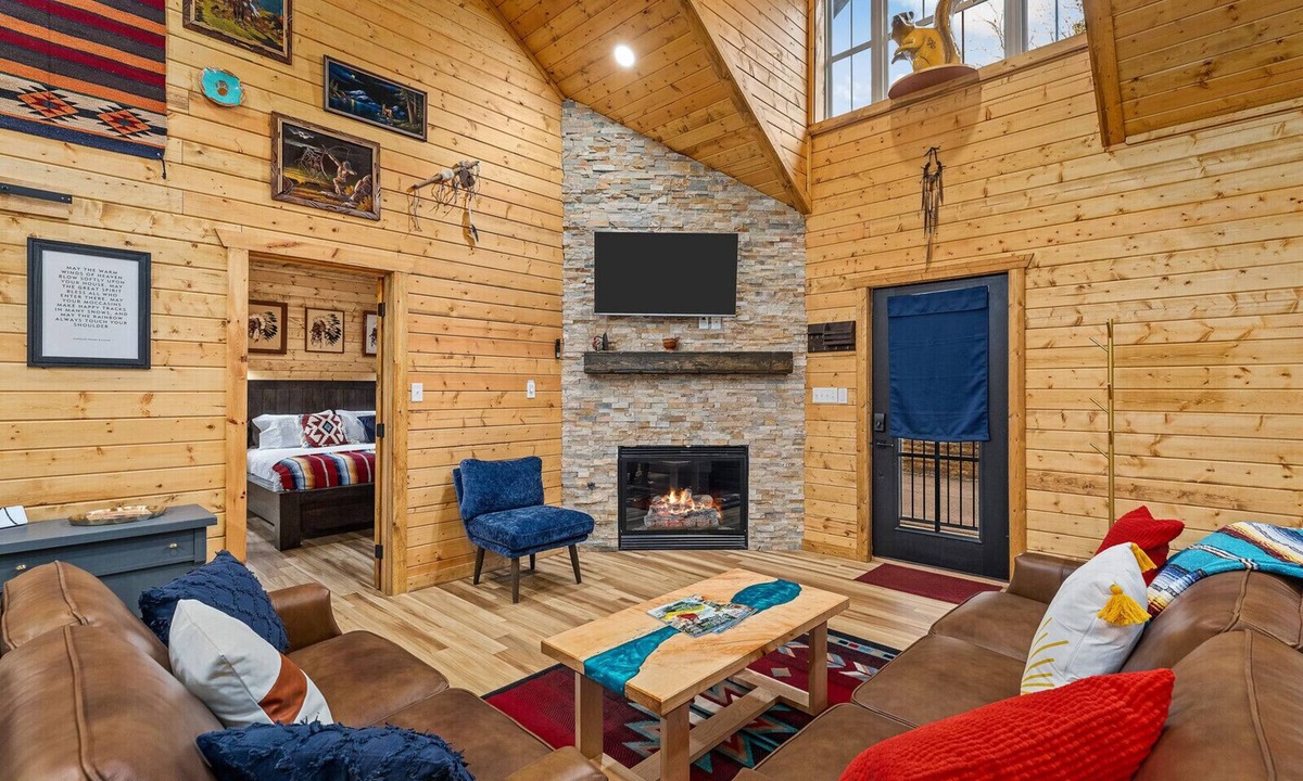 Sevierville Cabin | 3BR/3BA - 3 STEPS TO FRONT DOOR. Convention Center 1mi, 15min to Dollywood