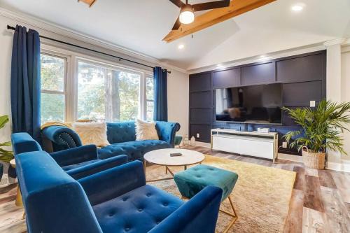 Starmount House | 3BR Charlotte Getaway, Hot Tub & Mini Golf Fun