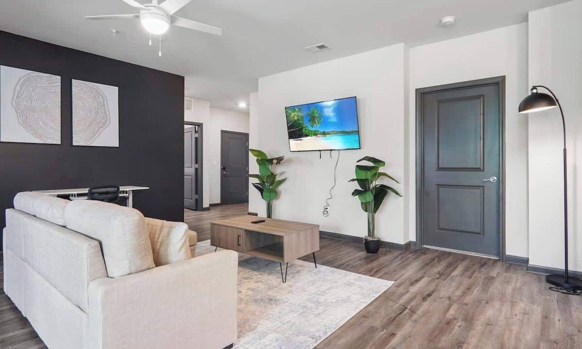 North Raleigh Apartment | 3BR | King Bed | Balcony | North Raleigh