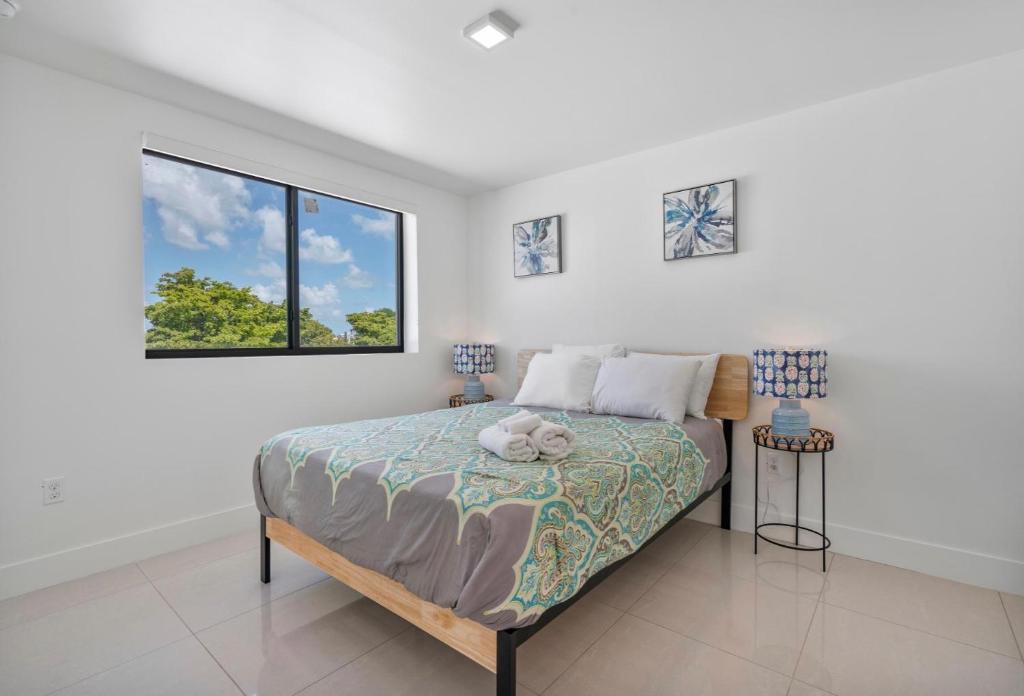 Coral Way Apartment | 3mi to Downtown Miami 7mi to South Beach 2BDR -302-