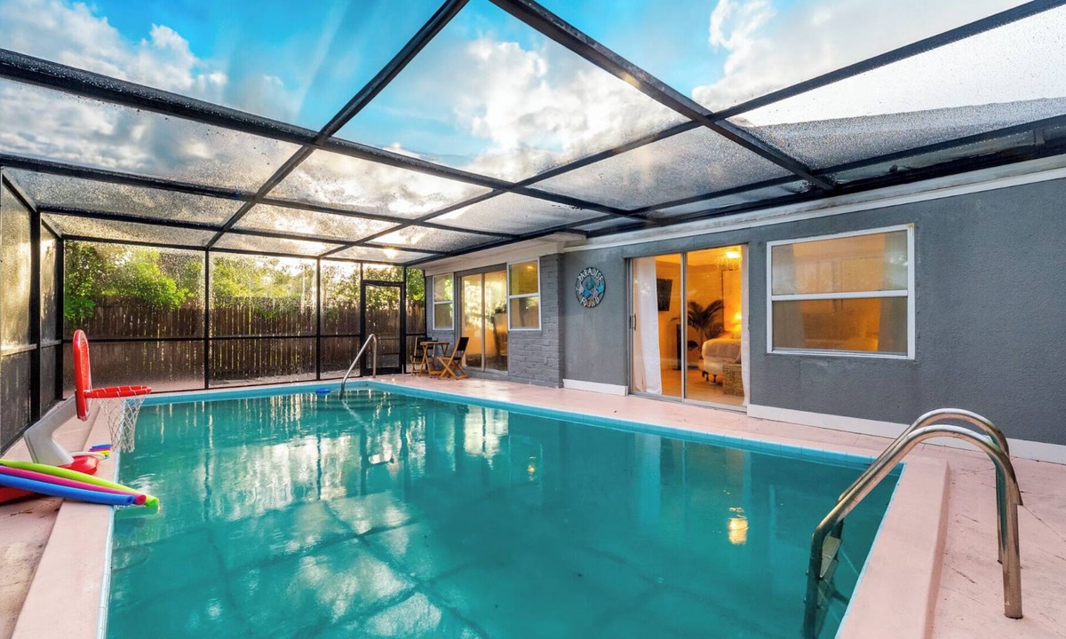 St. Petersburg - Clearwater House | 4-Bedroom Family home in Serene St. Petersburg with Private pool & Gym