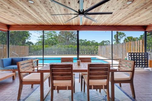 Lake Worth House | 4 BR Equestrian Pool Villa Volleyball On 2 acres