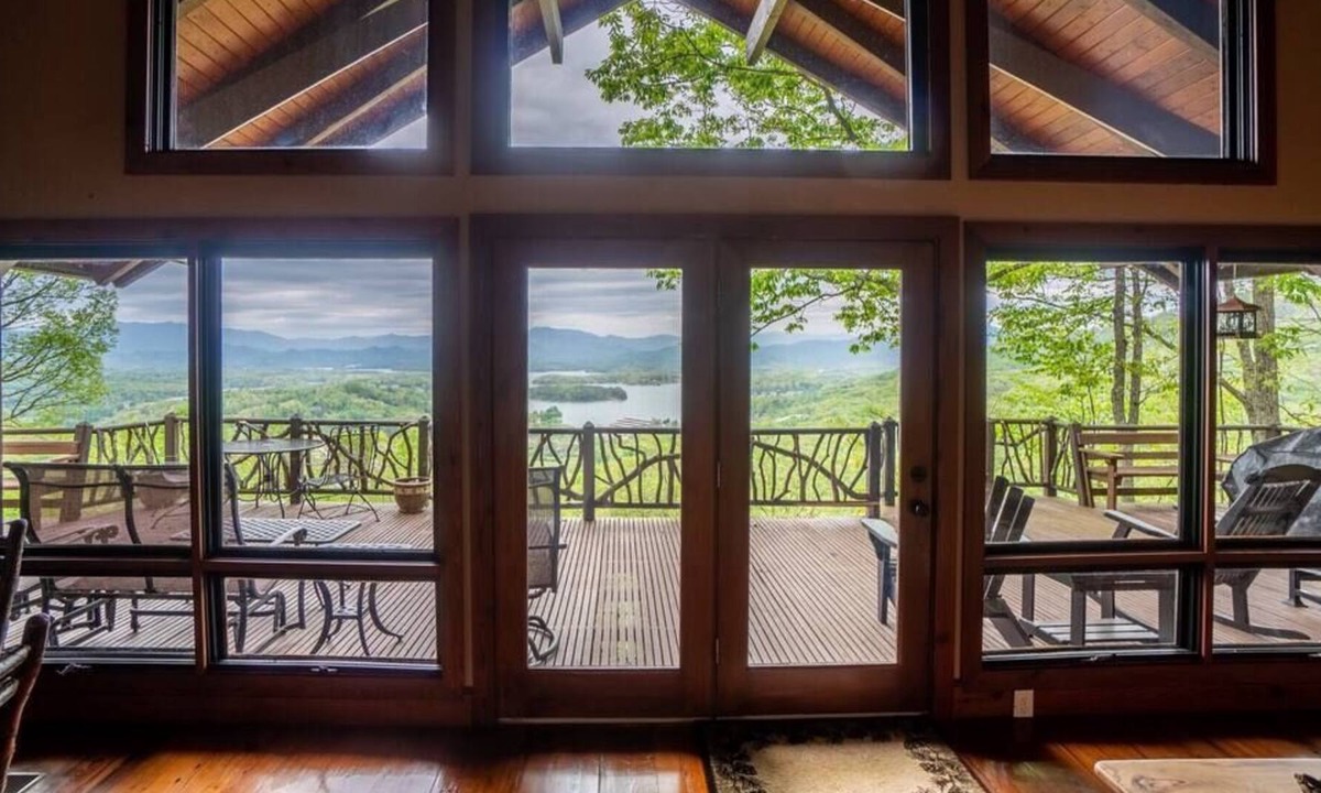Young Harris Cabin | 4BR, 3.5BA, firepit, game room